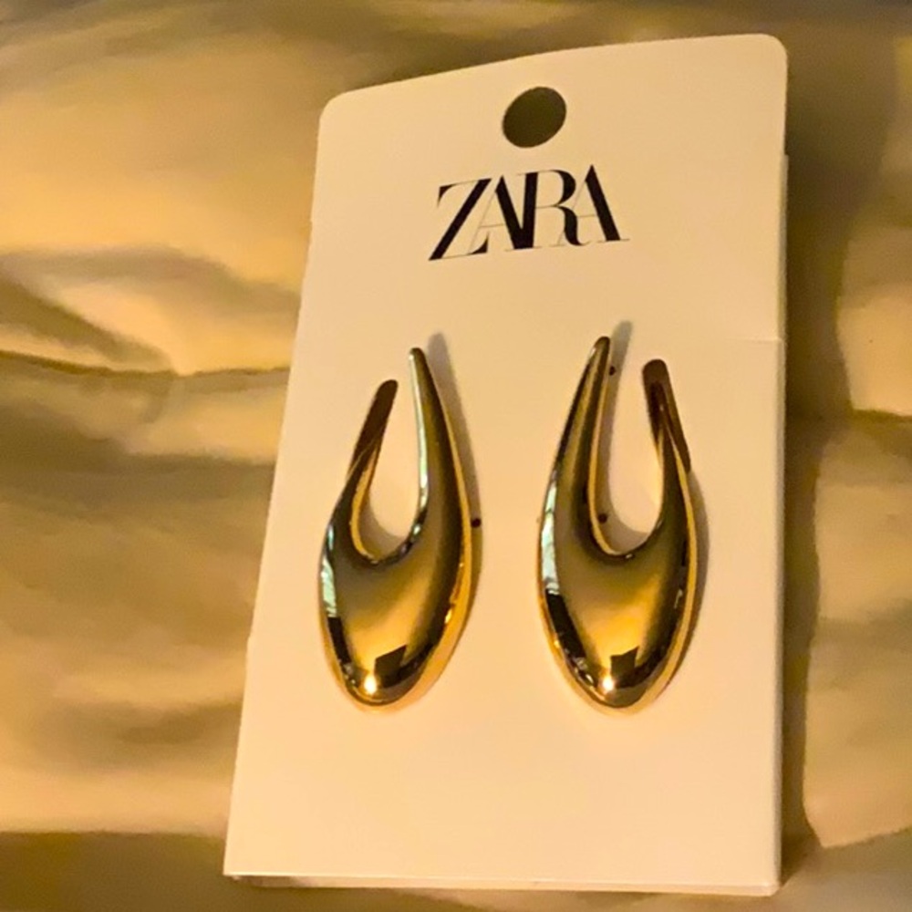 Zara Shiny Gold Tone Statement Earrings NWT Damage box